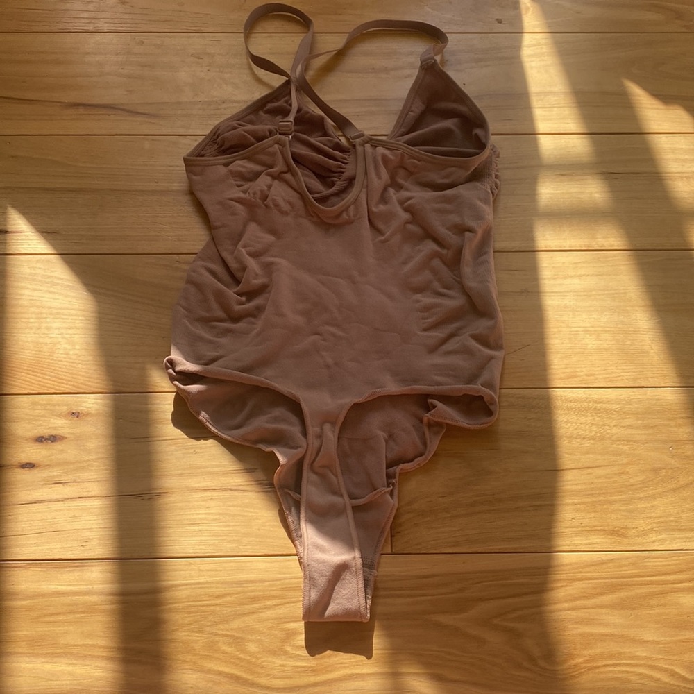 SKIMS SEAMLESS SCULPT THONG BODYSUIT - Picture 3 of 4
